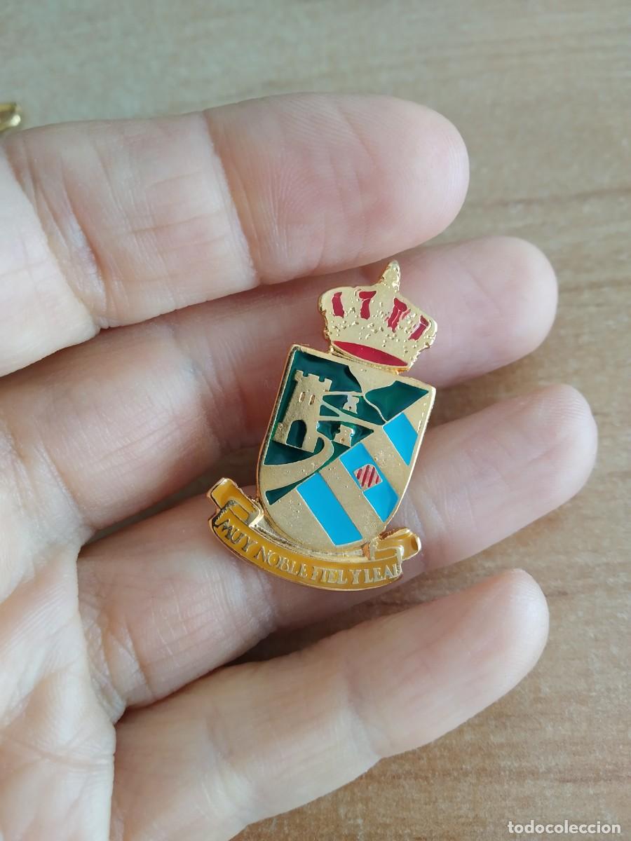 Pin's de collection: PIN ESCUDO HERALDICO DE TORREMANZANAS ALICANTE. MUY NOBLE FIEL Y LEAL. ALFILER VER FOTOS