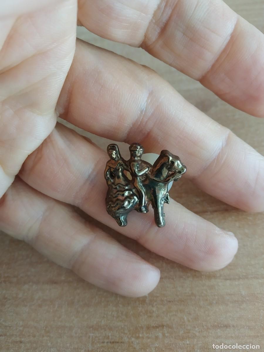Pin's de collection: PIN PAREJA MONTADA A CABALLO FERIA ROCIO FERIA ABRIL SEVILLA