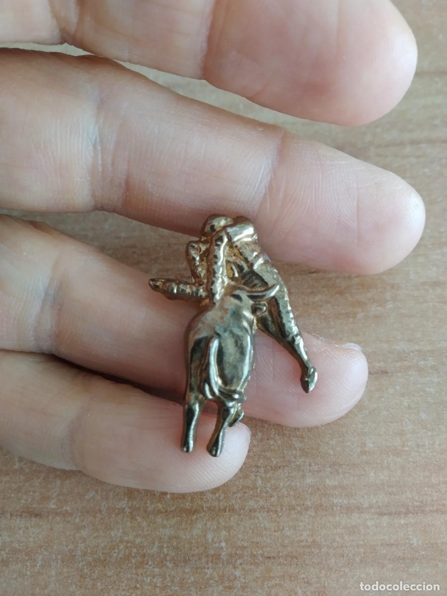 Pins de cole&ccedil;&atilde;o: PIN TORERO TORO PONIENDO BANDERILLAS TAUROMAQUIA