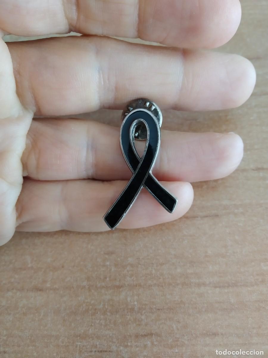Pins de cole&ccedil;&atilde;o: PIN LAZO NEGRO LUTO SE&Ntilde;AL DE DUELO
