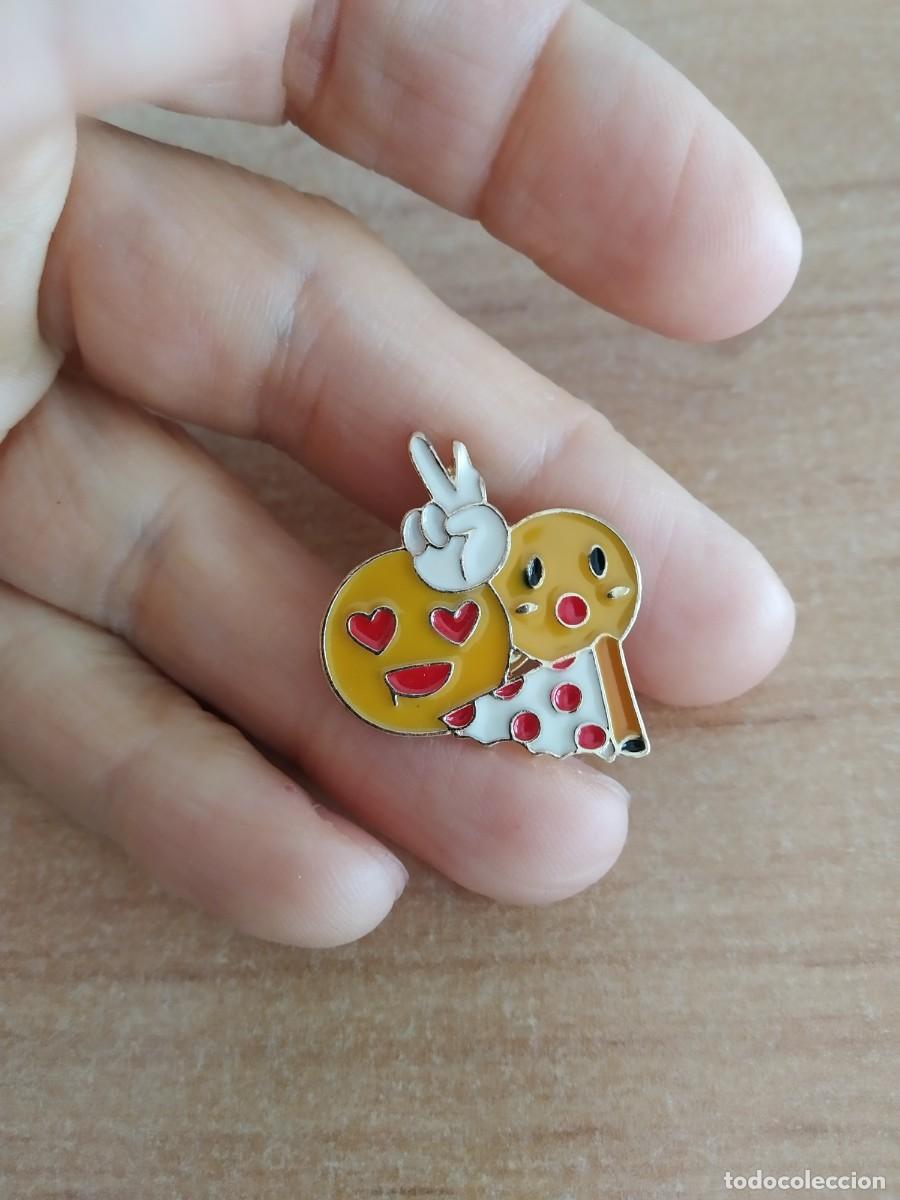 Pins de cole&ccedil;&atilde;o: PIN EMOJI CARA AMOR PIZZA