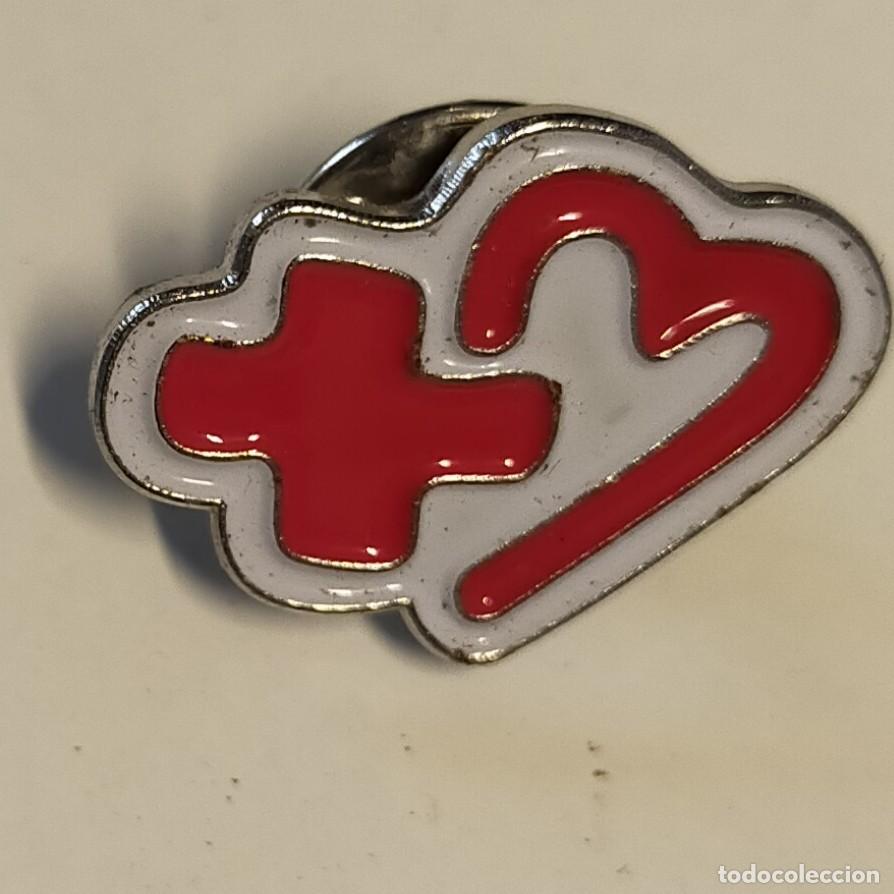 Collection pins: PEQUE&Ntilde;O PIN DE DONANTES DE SANGRE CON UN CORAZON Y UNA CRUZ ROJA