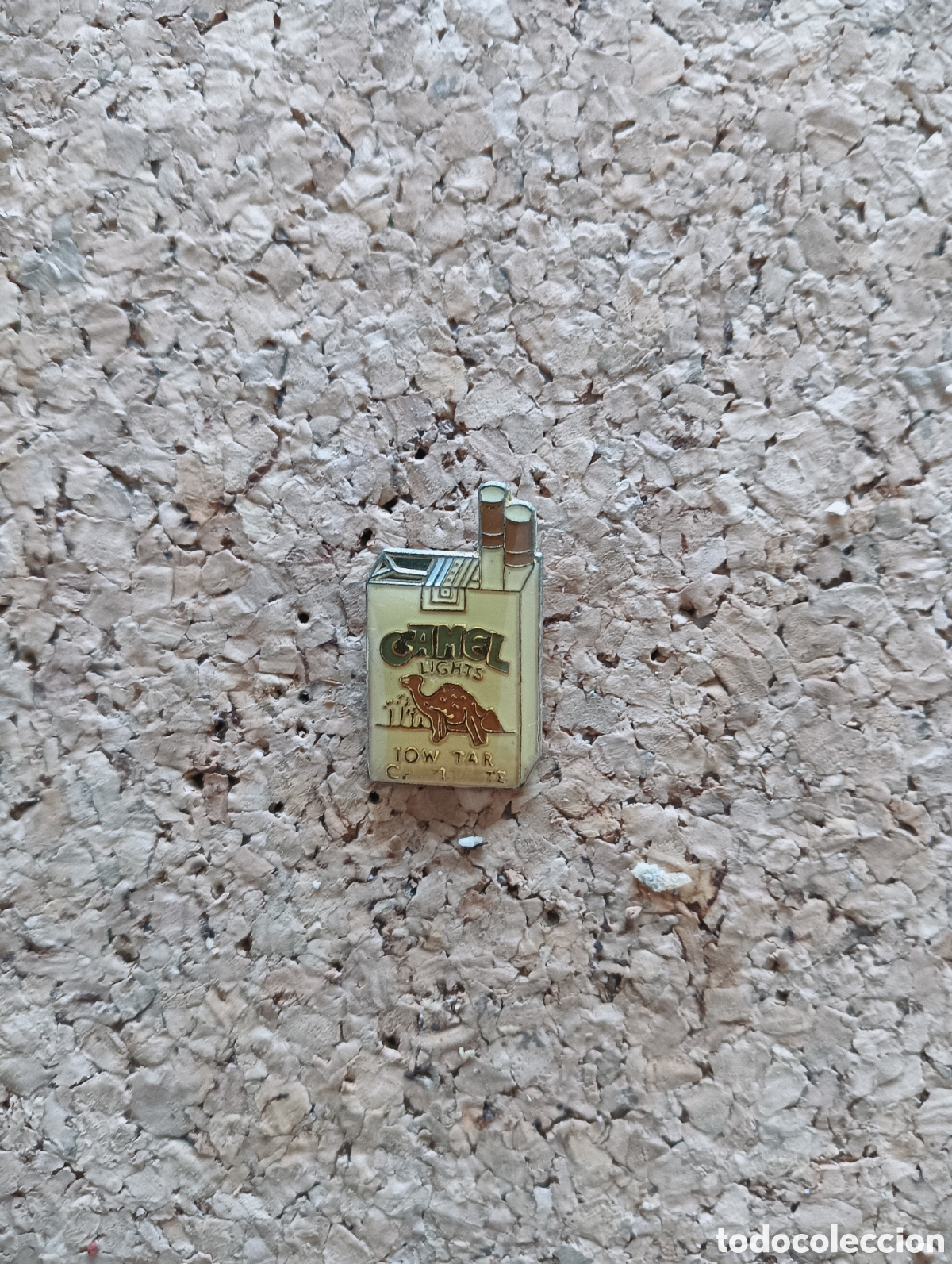 Pins de colecci&oacute;n: PIN PAQUETE TABACO C&Aacute;MEL ESMALTADO