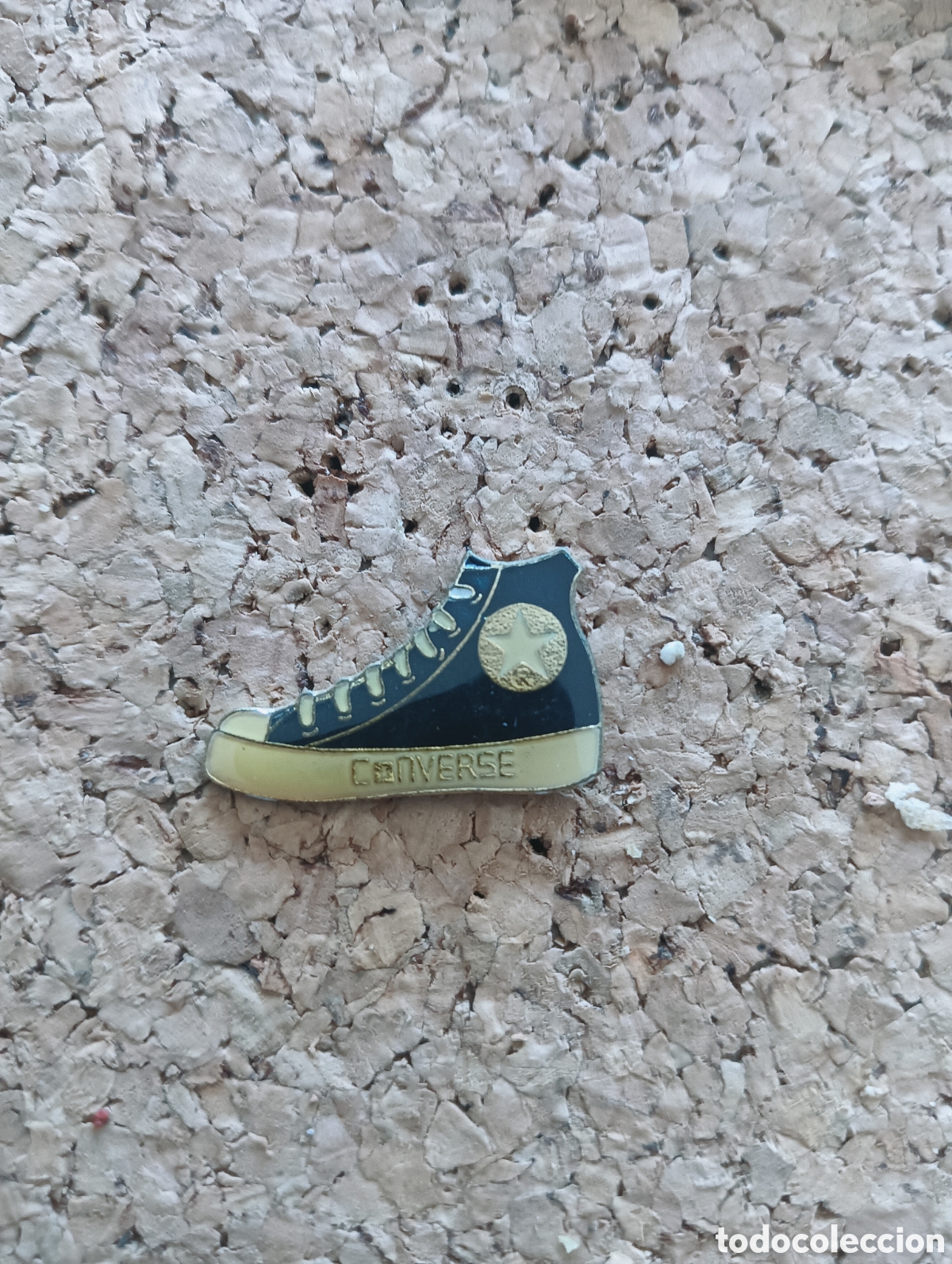Pins de colecci&oacute;n: PIN ZAPATILLA CONVERSE NEGRA ESMALTADA