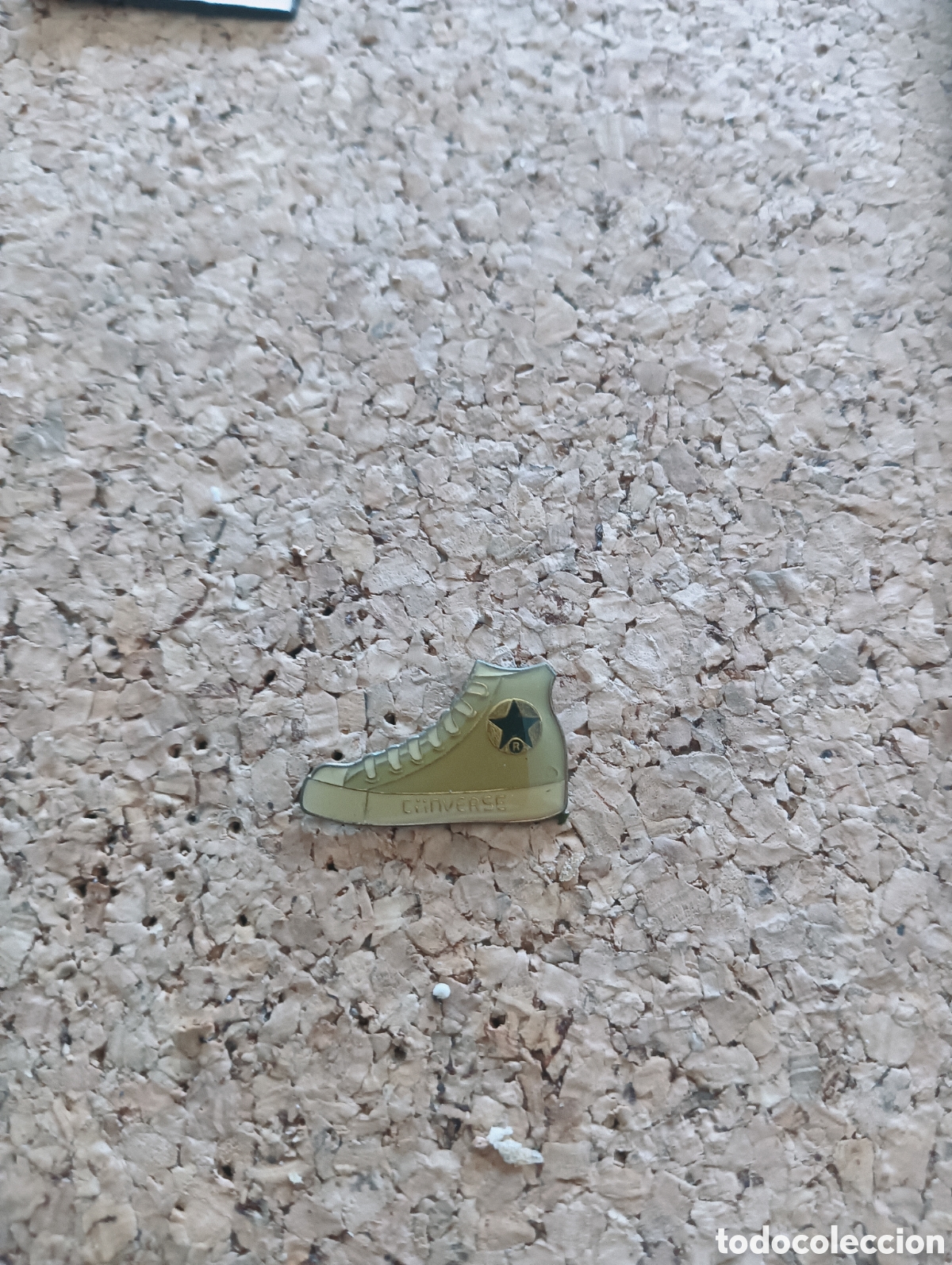 Pins de colecci&oacute;n: PIN ZAPATILLA CONVERSE AMARILLA ESMALTADA