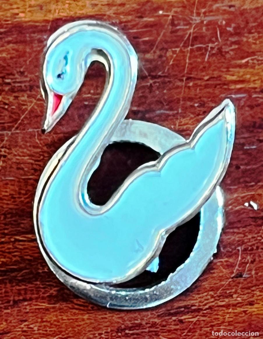 Collection pins: ANTIGUA INSIGNIA, PIN DE CISNE, COLCHONES FLEX