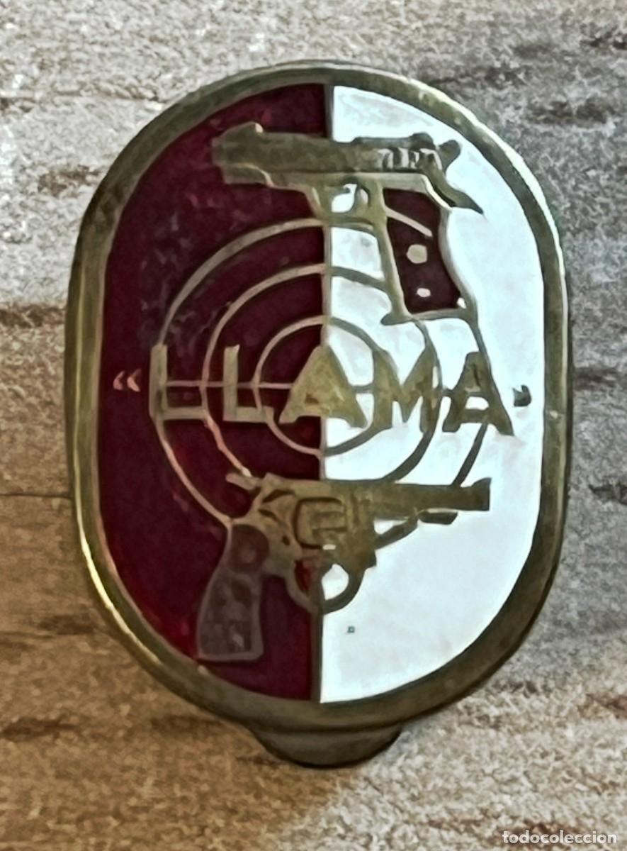 Collection pins: ANTIGUA INSIGNIA, PIN DE LLAMA, PISTOLAS