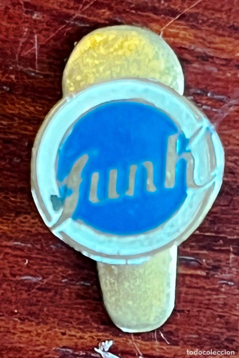 Sammlung von Pins: ANTIGUA INSIGNIA, PIN DE FUNK