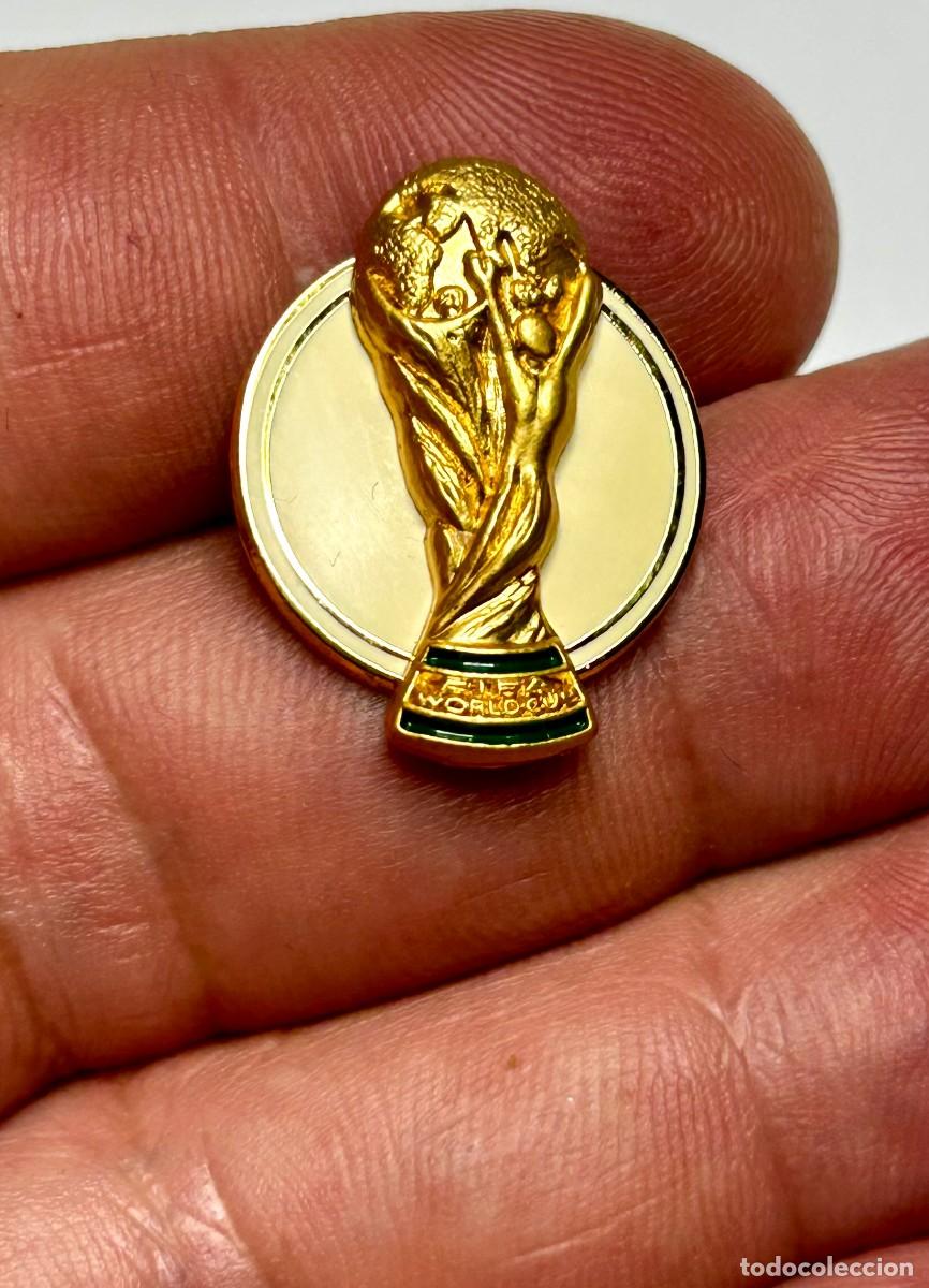 Pin's de collection: 3916.Pin vintage con la figura tridimensional del Trofeo de la Copa Mundial de la FIFA 1974