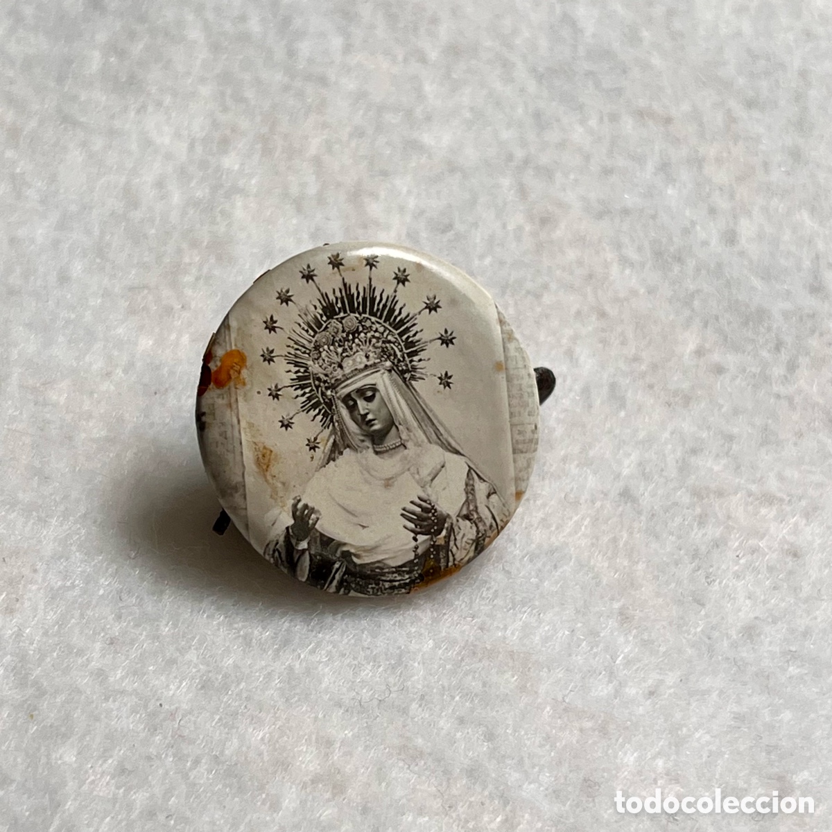 Pins de colecci&oacute;n: SEMANA SANTA SEVILLA - ANTIGUA CHAPA CON FOTOGRAF&Iacute;A VIRGEN ROSARIO / MONTESION