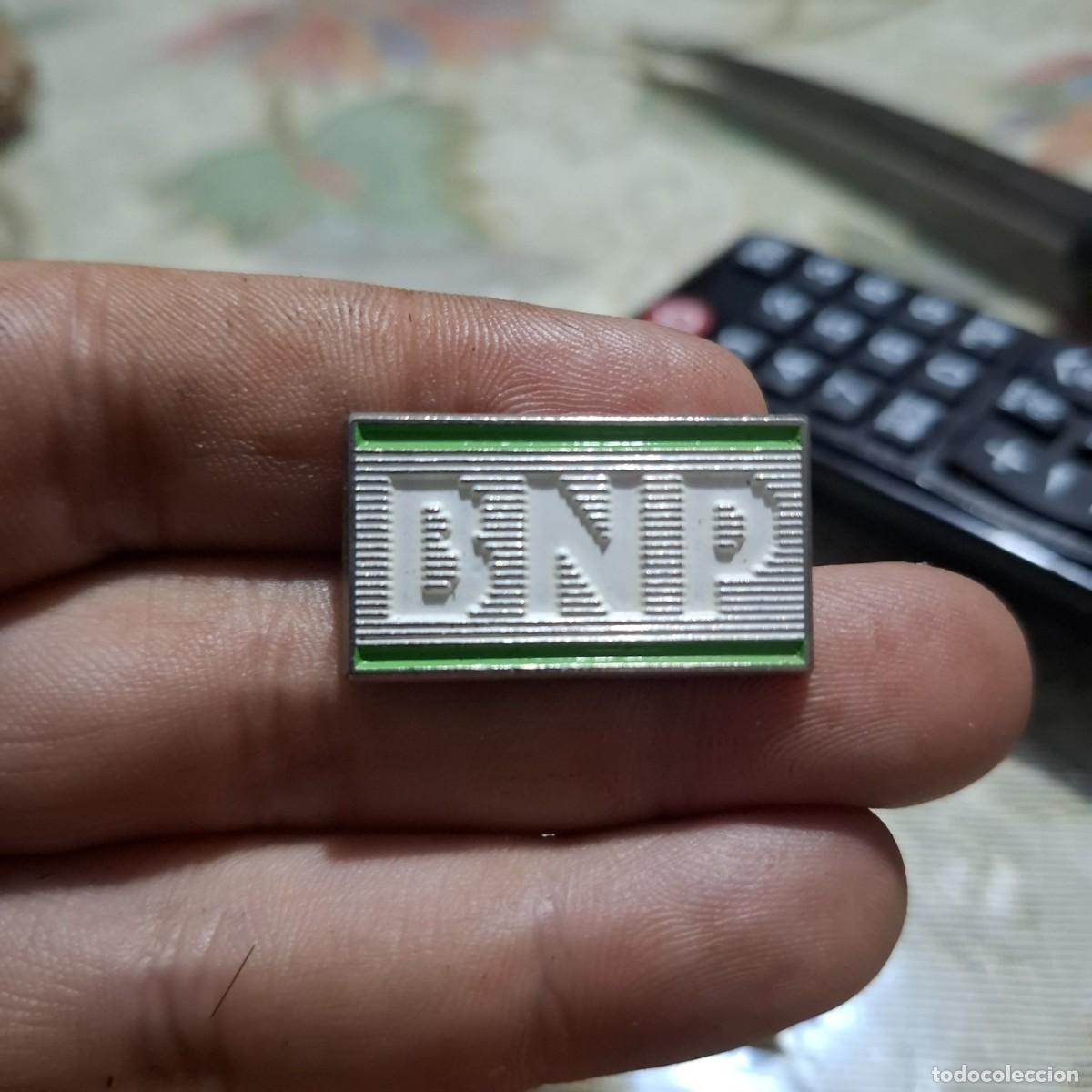 Pins de colecci&oacute;n: Antiguo pin de solapa del banco nacional de Paris