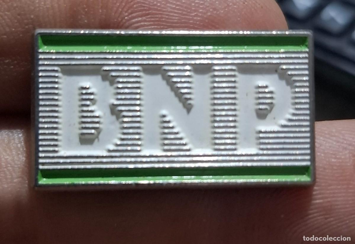 Pins de colecci&oacute;n: Antiguo pin de solapa del banco nacional de Paris