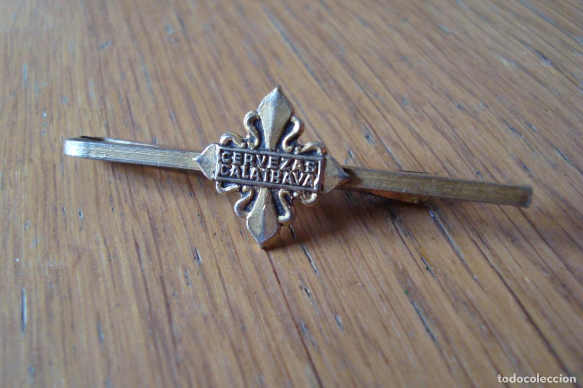 Pins de colecci&oacute;n: ANTIGUO PASADOR PISACORBATAS CERVEZAS CALATRAVA CIUDAD REAL.