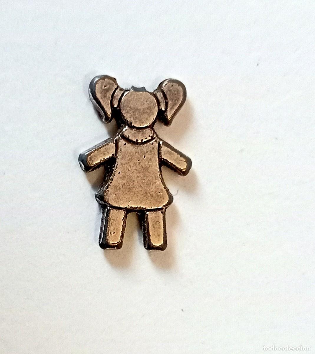 Pins de colecci&oacute;n: MINI COLGANTE DE METAL NI&Ntilde;A CON COLETAS