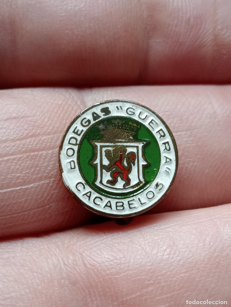 Pins de colecci&oacute;n: INSIGNIA BODEGAS CACABELOS LEON MARCA COMERCIAL TEMA BEBIDAS ALCOHOL PINS SOLAPA