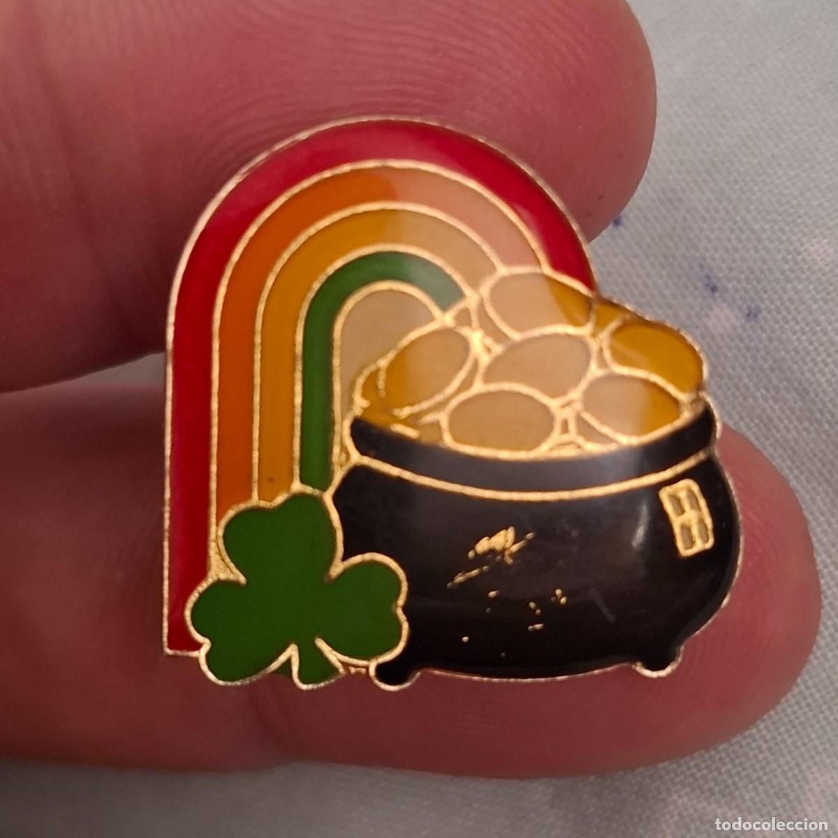Pins de colecci&oacute;n: Pin vintage. Olla de oro dia de San pstricion