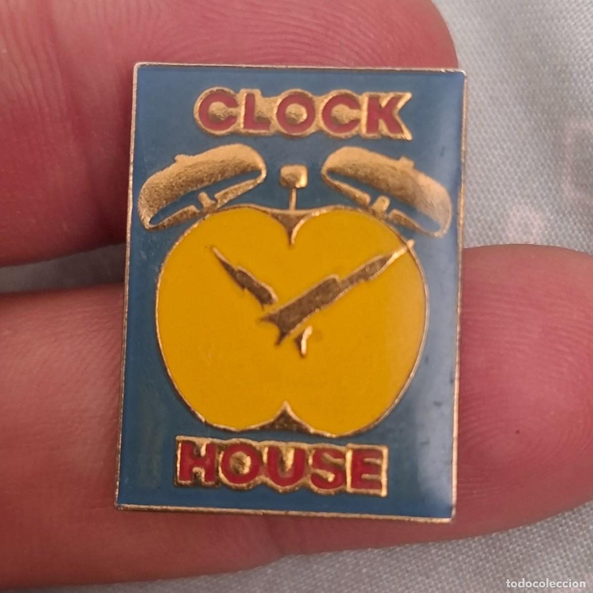 Pins de colecci&oacute;n: Pin vintage de colecion CLOCK HOUSE sigl&eacute; C&A