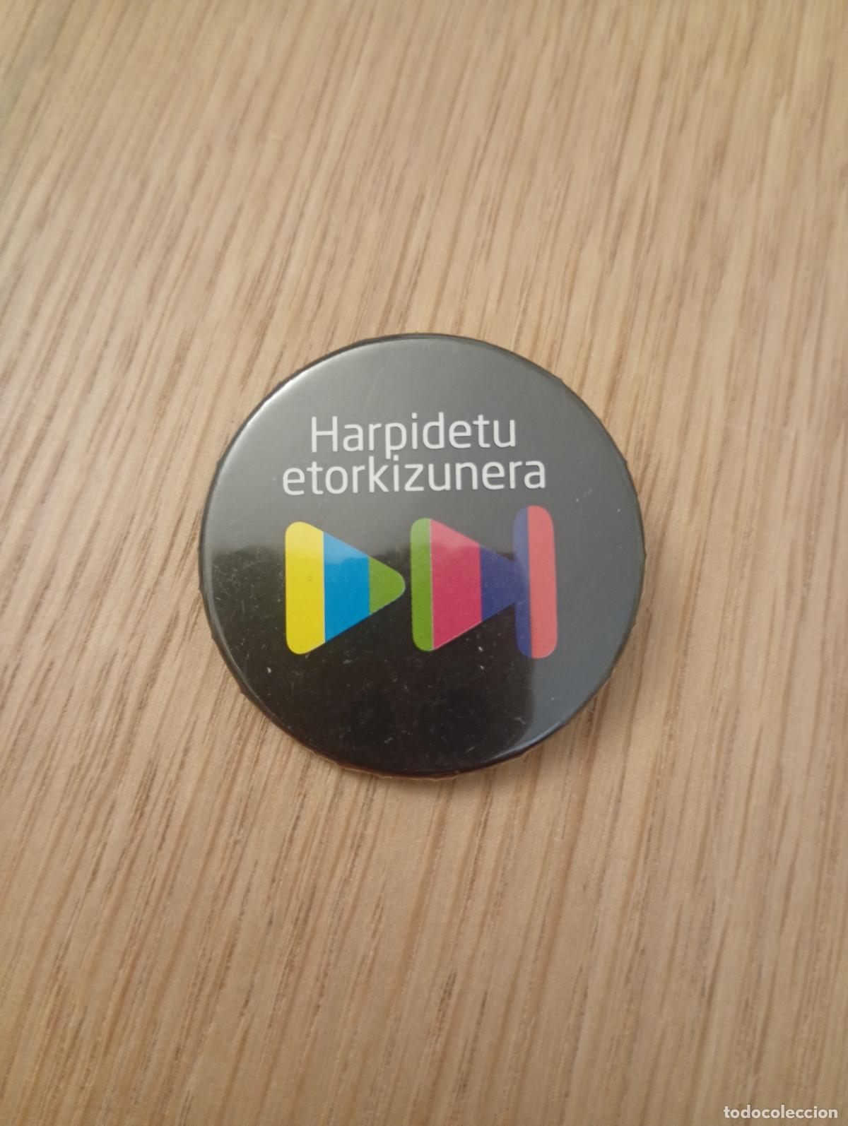 Pins de cole&ccedil;&atilde;o: Chapa de imperdible pol&iacute;tica. Izquierda abertzale. Tama&ntilde;o mediano. (Pin pol&iacute;tico)