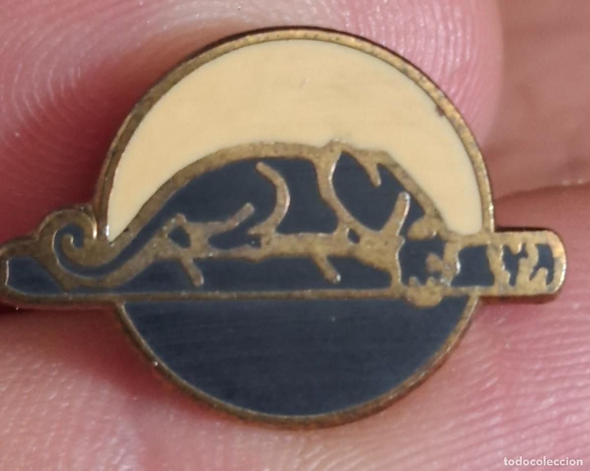 Pins de colecci&oacute;n: Antiguo pin insognia .serie animales