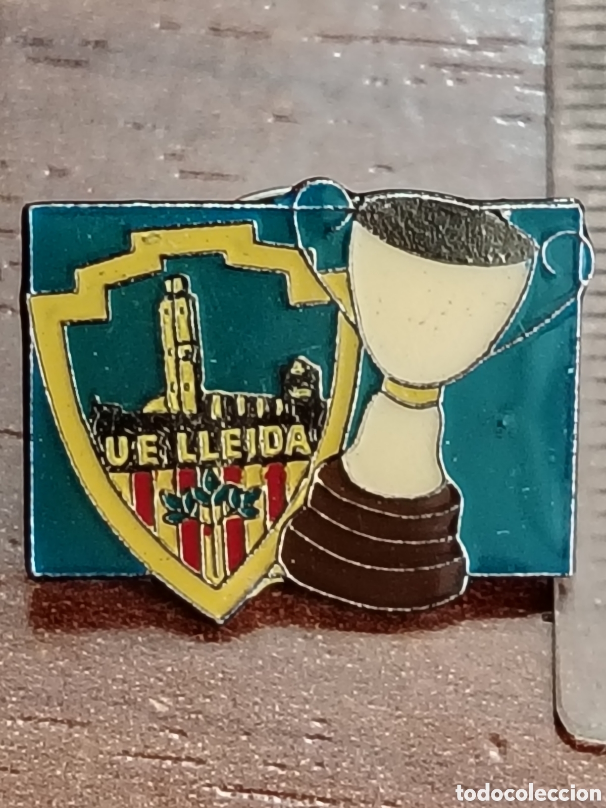 Pin's de collection: Pin Uni&oacute; esportiva Lleida con copa