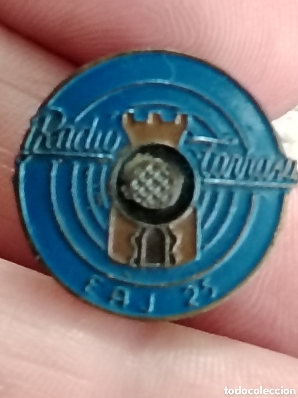 Pins de colecci&oacute;n: Insignia antigua de radio Tarrasa (Barcelona)