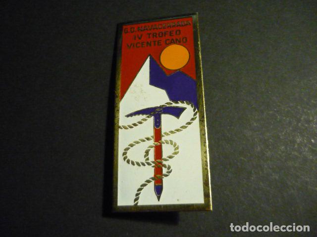 Pins de colecci&oacute;n: G. D. NAVACERRADA MONTA&Ntilde;ISMO IV TROFEO VICENTE CANO INSIGNIA METALICA ESMALTADA 6,5 X 3 CM