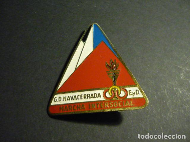 Pins de colecci&oacute;n: G. D. NAVACERRADA MONTA&Ntilde;ISMO E. Y D. MARCHA INTERSOCIAL INSIGNIA METALICA ESMALTADA 5 X 4,5 CM