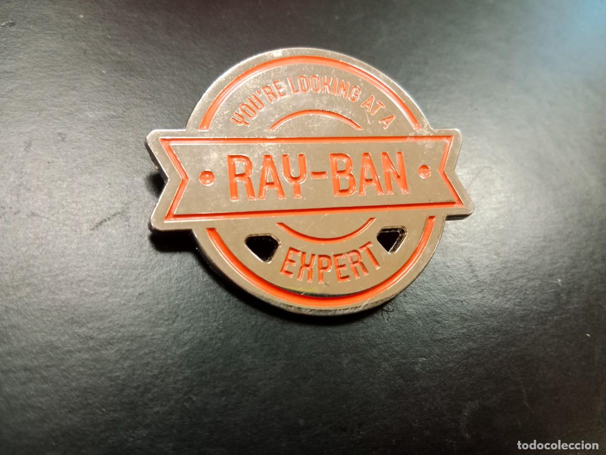 Pins de colecci&oacute;n: PLACA BROCHE - GRAN PIN RAY-BAN YOU&acute;RE LOOKING AT A EXPERT -DISTINTIVO DE DEPENDIENTE TIENDA OFICIAL