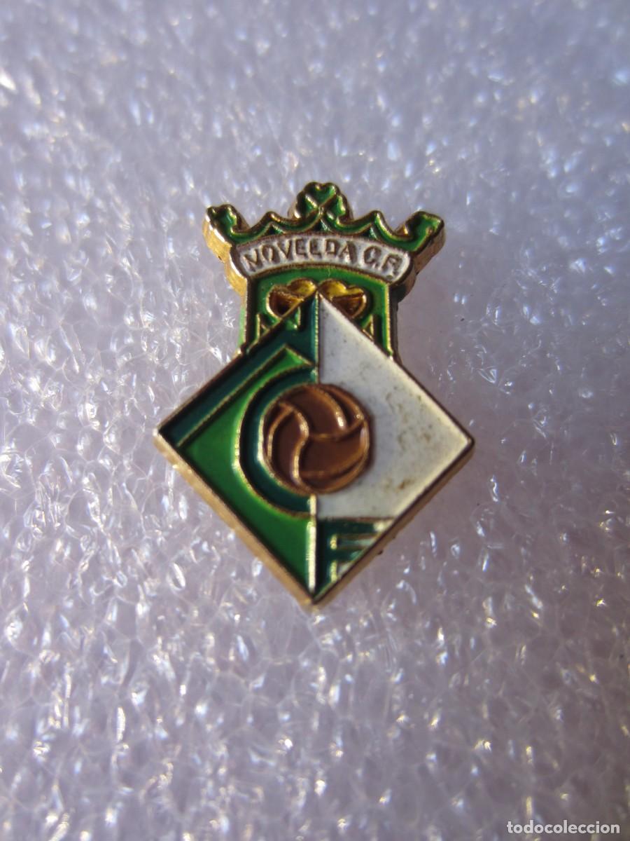 Pins de colecci&oacute;n: Pin Deportes Futbol Novelda Club de F&uacute;tbol (Alicante)