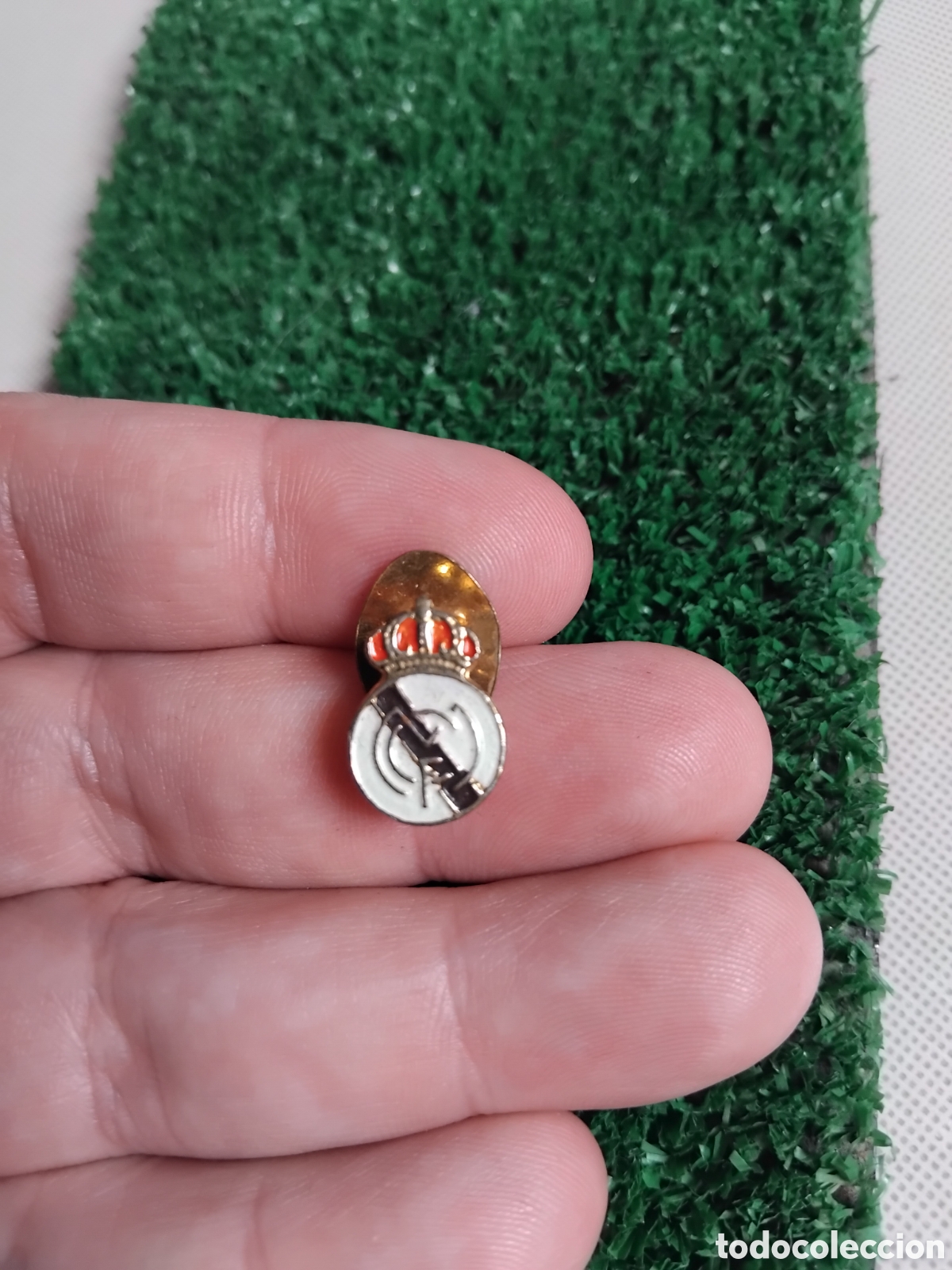 Pins de colecci&oacute;n: Pin del Real Madrid C.F corona en relieve