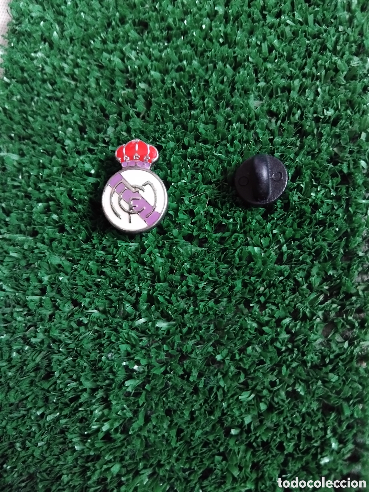 Pins de colecci&oacute;n: pin del Real Madrid en excelente estado. Antiguo pin con la bandera morada A&ntilde;os 80/90