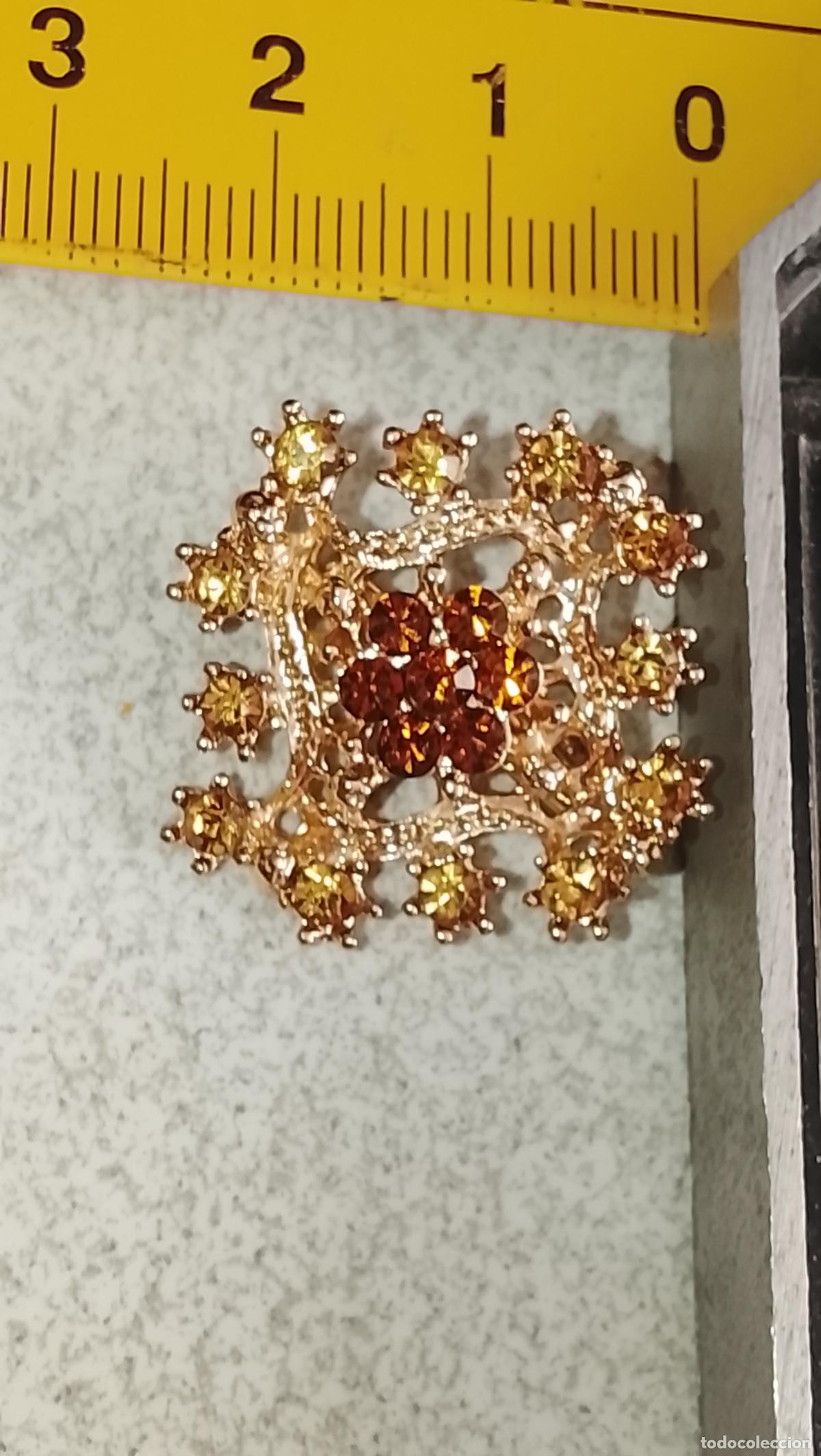 Pins de cole&ccedil;&atilde;o: BROCHE METAL PIEDRAS CRISTALES PECHO VIRGEN PECTORAL SOLAPA