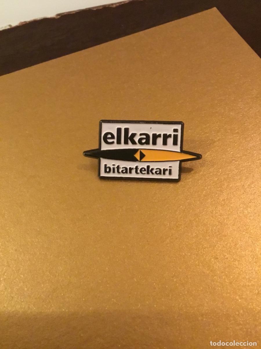 Sammlung von Pins: PIN POLITICO FORMACION ELKARRI