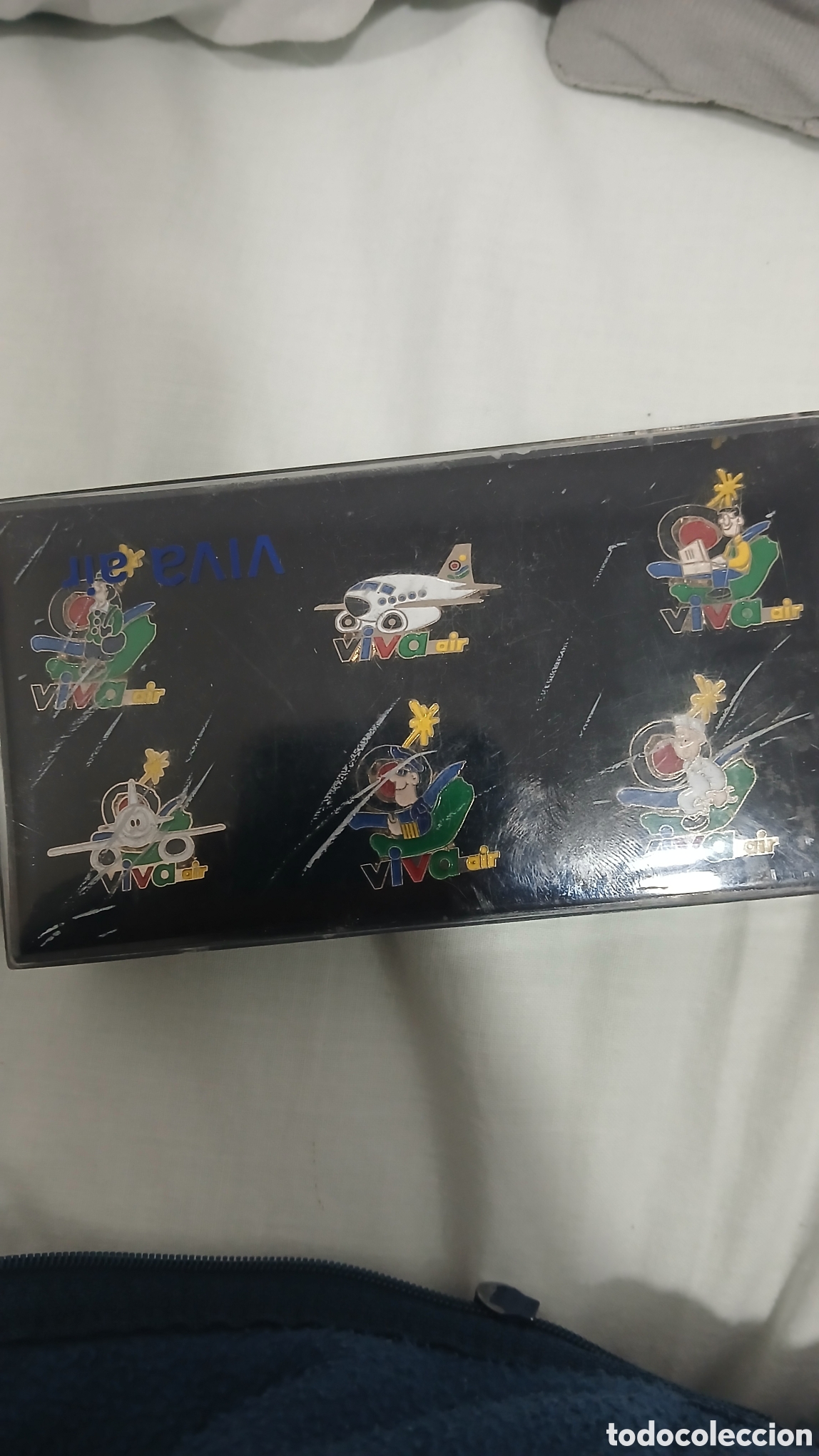 Sammlung von Pins: 6 pines coleccionables de la aerol&iacute;nea viva air