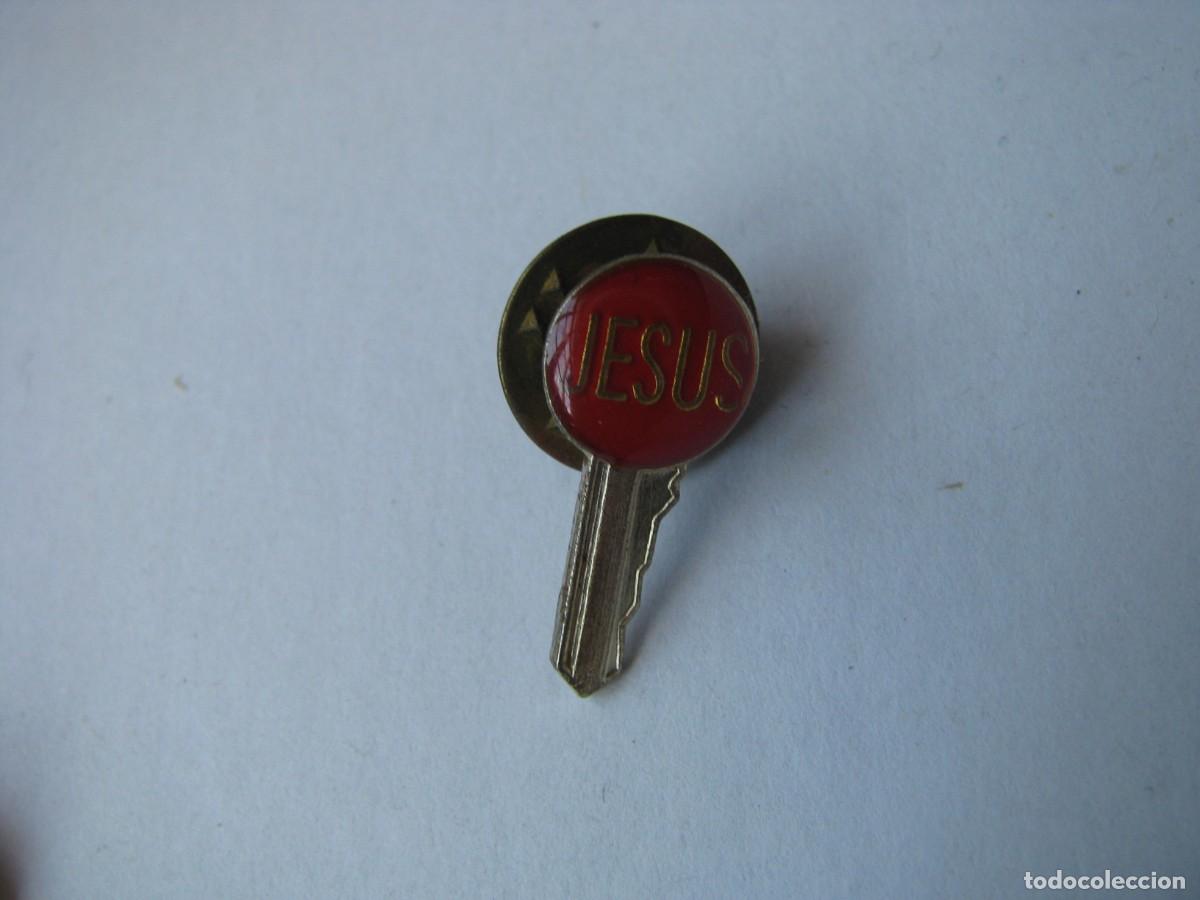 Collection pins: PIN DE FORMA DE UNA LLAVE. ESCRITA- JESUS