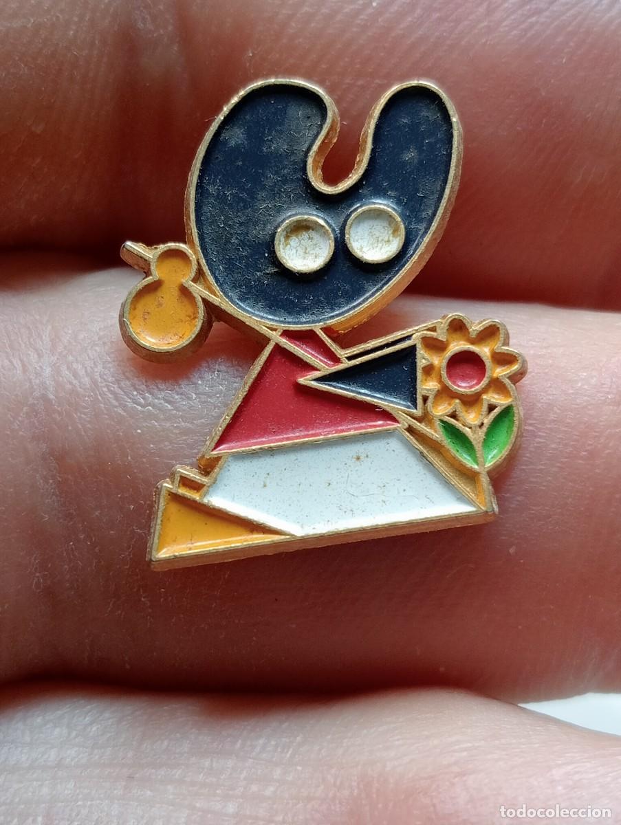 Pins de colecci&oacute;n: PIN MASCOTA CAMINO SANTIAGO PELEGRIN CON FLOR GALICIA A&Ntilde;O SANTO COMPOSTELANO XACOBEO