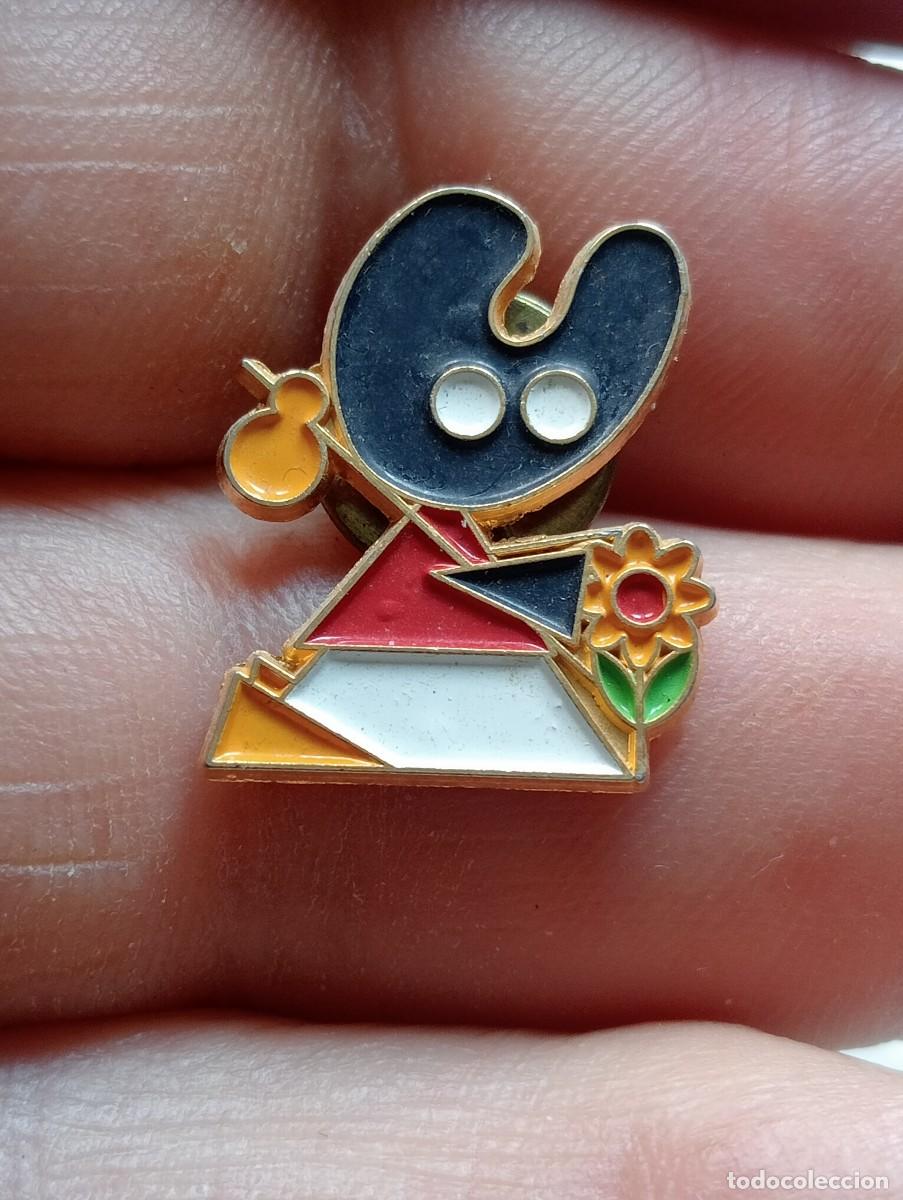 Pins de colecci&oacute;n: PIN MASCOTA CAMINO SANTIAGO PELEGRIN CON FLOR GALICIA A&Ntilde;O SANTO COMPOSTELANO XACOBEO