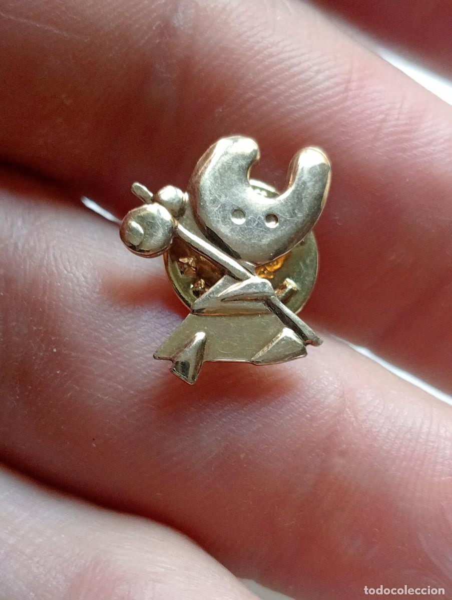 Pins de colecci&oacute;n: PIN MASCOTA CAMINO SANTIAGO PELEGRIN CHAPADA ORO GALICIA A&Ntilde;O SANTO COMPOSTELANO XACOBEO