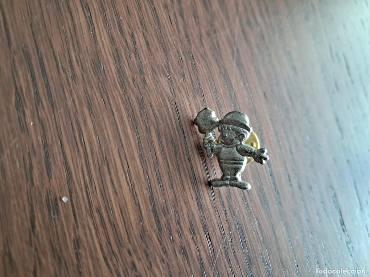 Collection pins: pin de metal, ni&ntilde;o, payaso, con helado o caramelo.