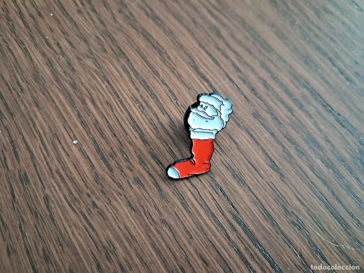Pins de colecci&oacute;n: pin de metal, bota, Papa Noel, navidad.