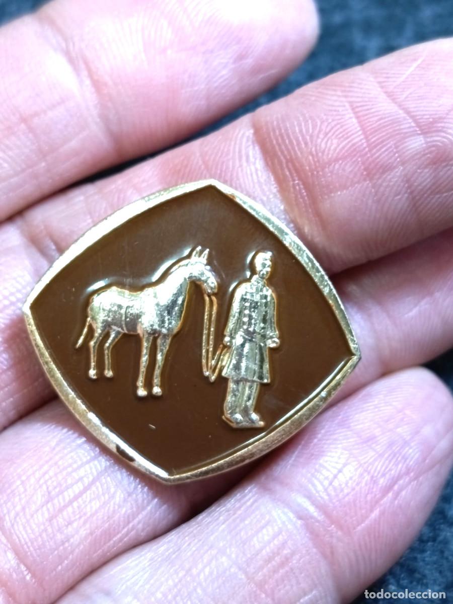 Pins de colecci&oacute;n: Chapa Vintage figura del Ej&eacute;rcito de Terracota de Xi'an junto a su caballo, China, A&ntilde;os 70's