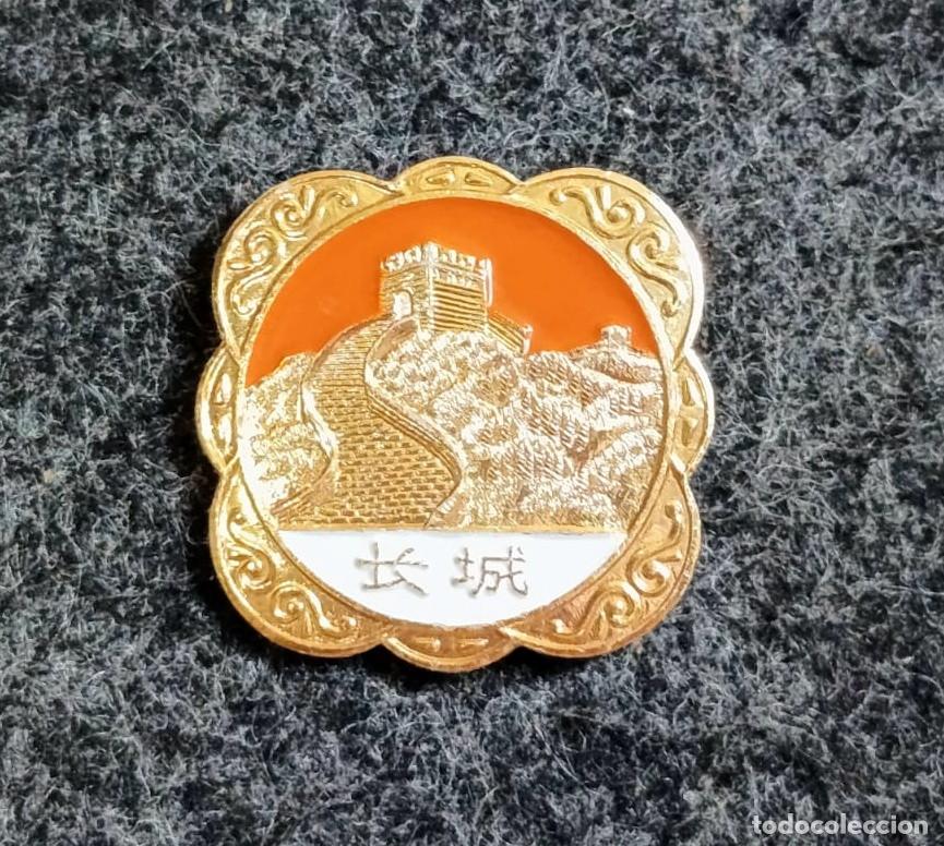 Pins de colecci&oacute;n: Chapa Vintage con al Gran muralla china, Exhibici&oacute;n de china, Expo Sevilla 1992, Expo '92