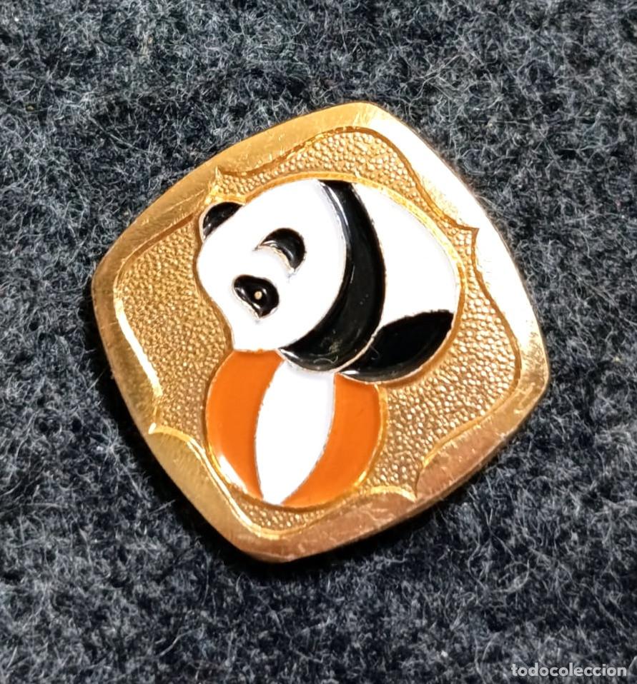 Pins de colecci&oacute;n: Chapa Vintage oso panda y una pelota, Pabell&oacute;n de china, Expo Sevilla 1992, Expo '92
