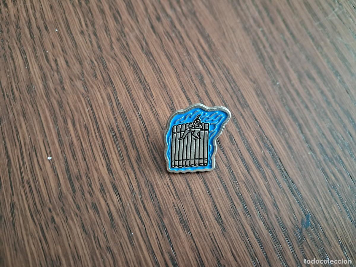 Pins de cole&ccedil;&atilde;o: pin de metal, guerrero sobre balsa de tablones.