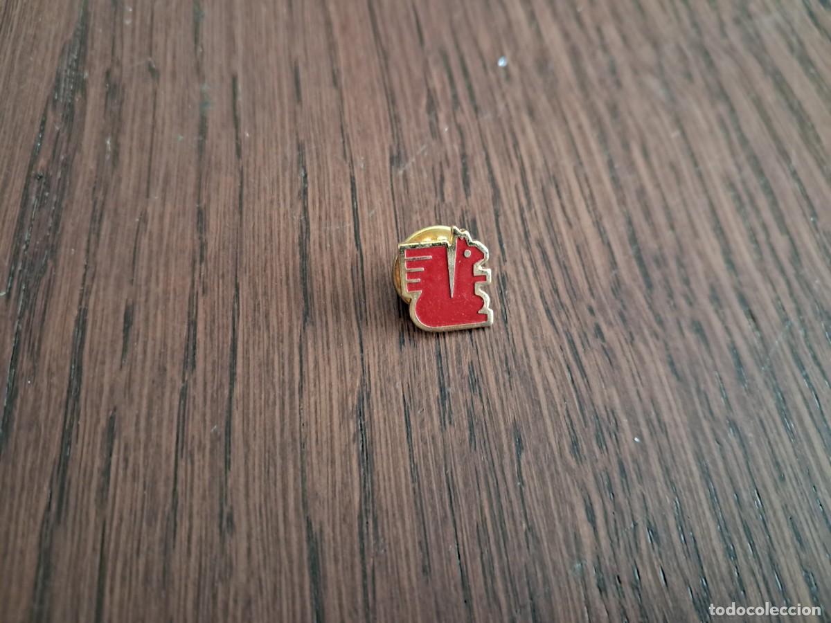 Pins de cole&ccedil;&atilde;o: pin de publicidad, caisse d'&eacute;pargne.