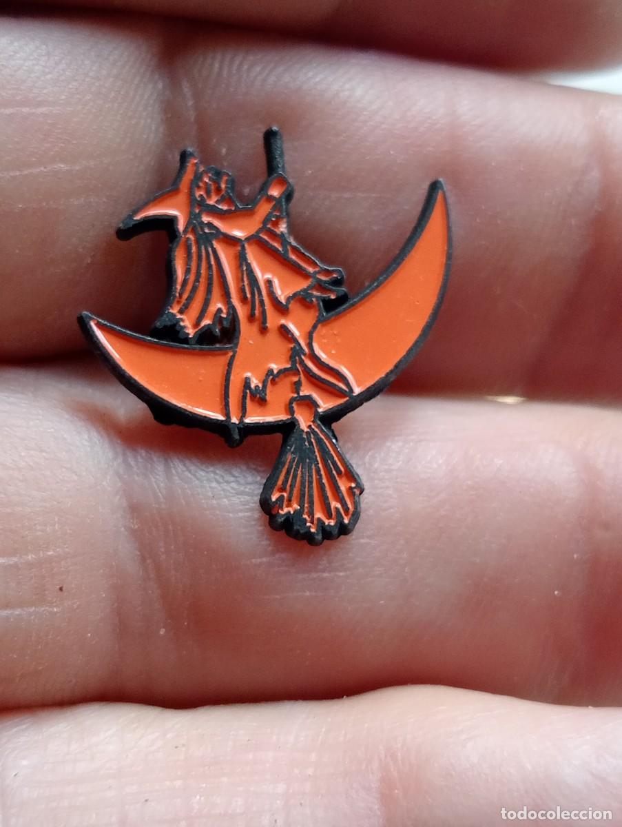 Pins de colecci&oacute;n: PINS BRUJA CON ESCOBA EN LA LUNA MEIGA EXOTERISMO INSIGNIA