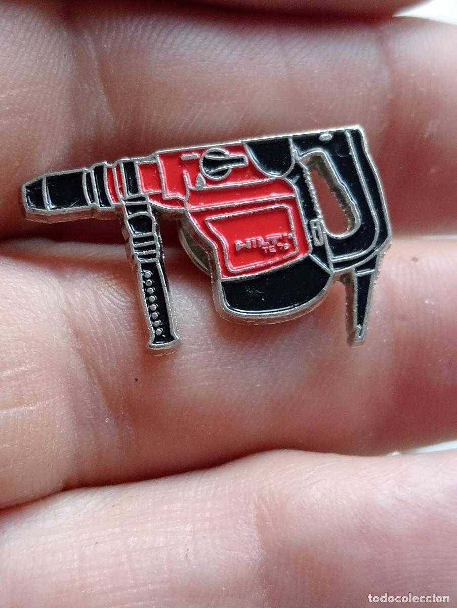 Pins de colecci&oacute;n: PINS TALADRO HILTI MAQUINARIA MAQUINAS CONSTRUCCI&Oacute;N Y BRICOLAJE INSIGNIA