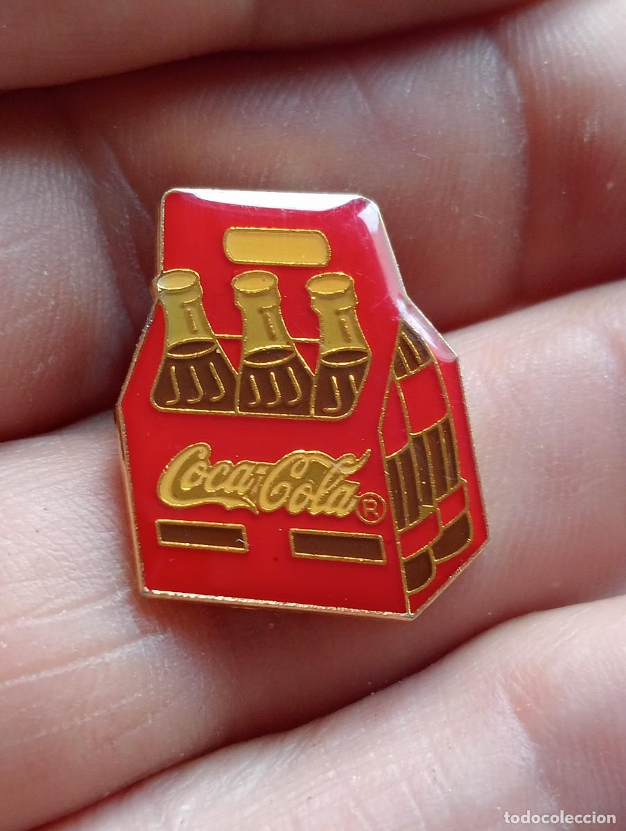 Pins de colecci&oacute;n: PINS COCA COLA , COCACOLA CAJA CON BOTELLAS INSIGNIA