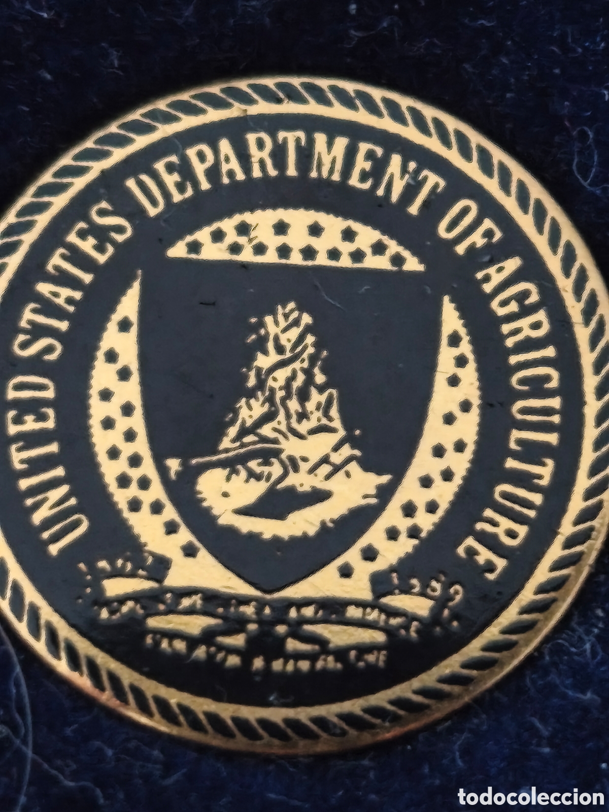 Pins de colecci&oacute;n: Pin De Solapa USDA (Departamento De Agricultura EE.UU.) Ba&ntilde;o Oro. Estuche.