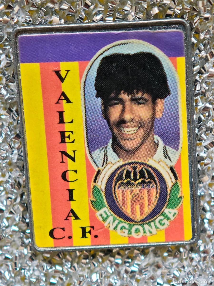 Pins de colecci&oacute;n: PIN JUGADOR DE FUTBOL VALENCIA C.F A&Ntilde;OS 80